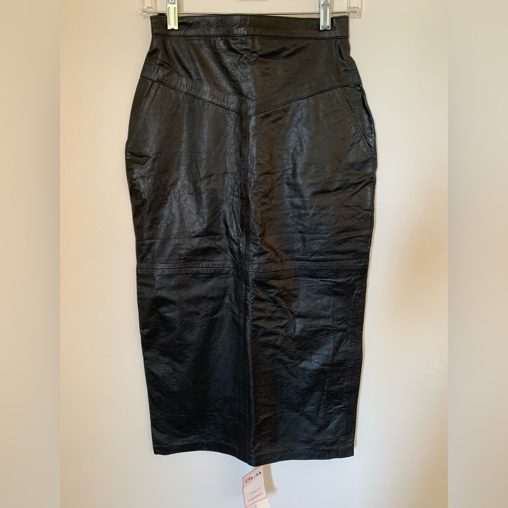 Vintage Black Leather Kezia Skirt . New with te tag.Very elegante.
